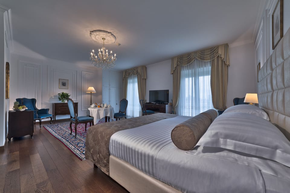 Junior Suite | Premium bedding, down comforters, minibar, in-room safe