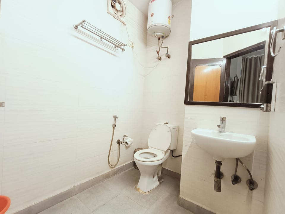 Deluxe Double Room, Balcony, City View | Bathroom | Shower, free toiletries, hair dryer, slippers