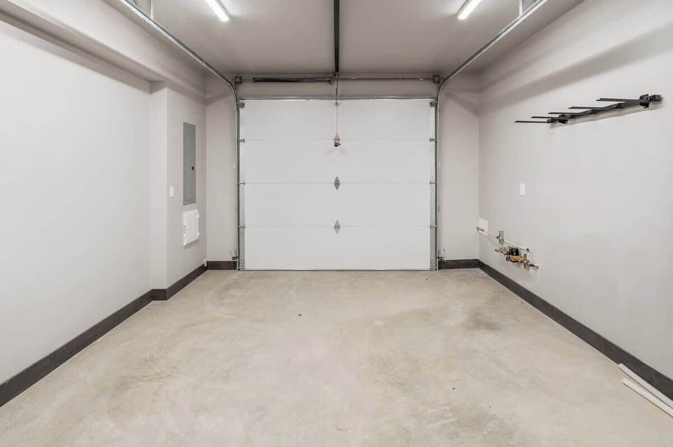 1 car garage for guest use