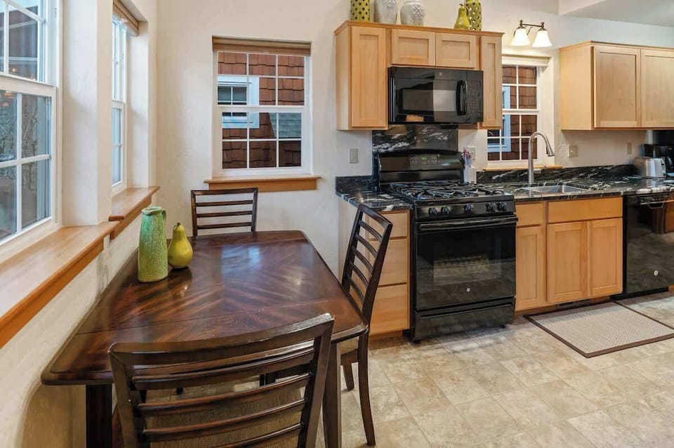 Dining room with ease of access to the kitchen 