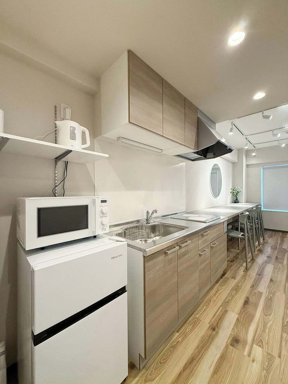 The kitchenette & basic kitchen appliances