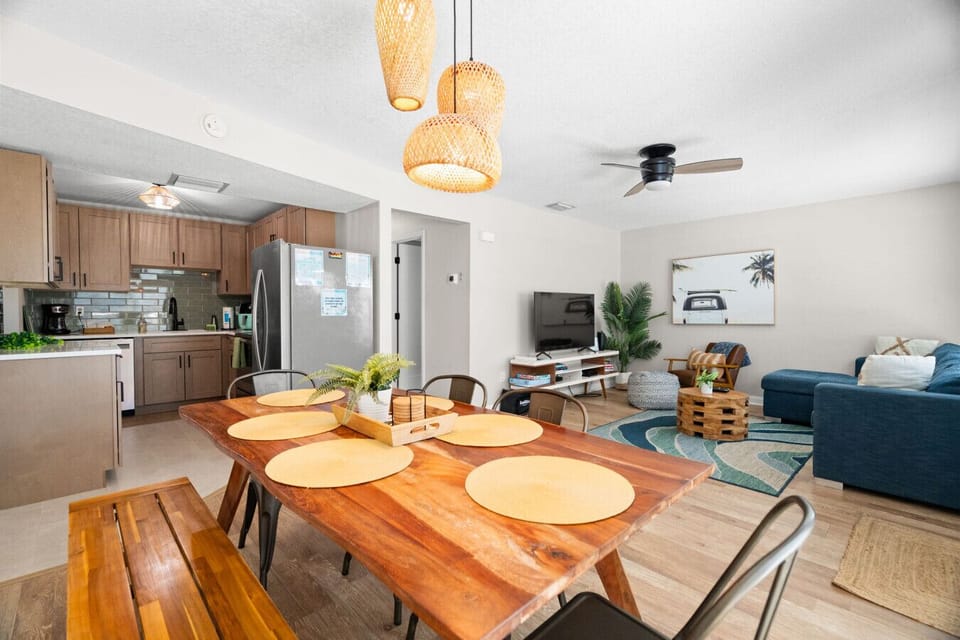 Open Dining Area: Room for the whole family