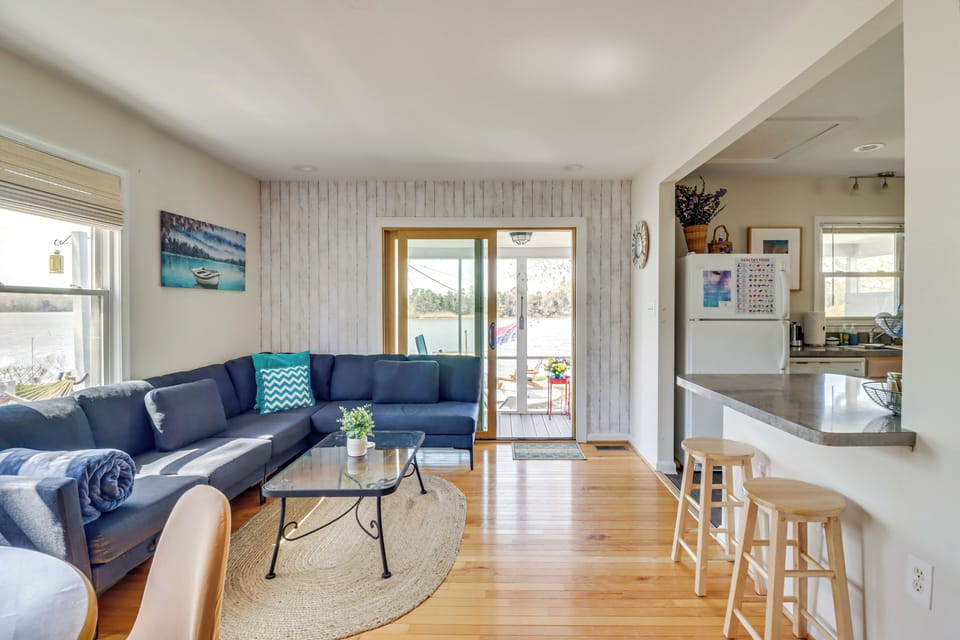 Living Room | Free WiFi | Central Heating & A/C | Smart TV