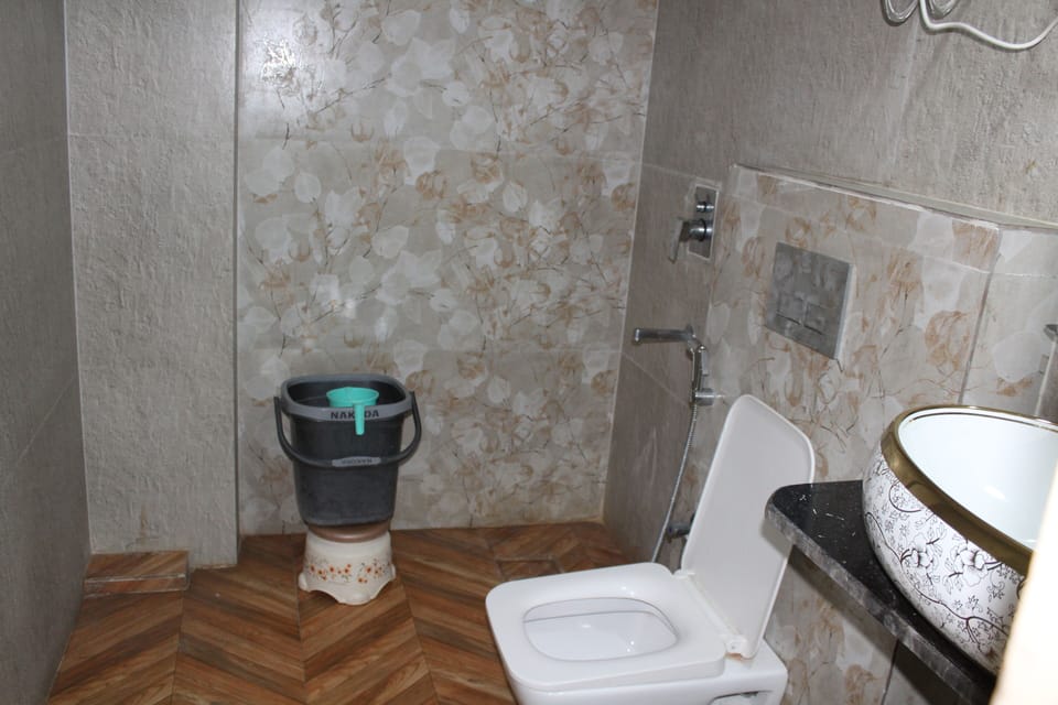 Shower, rainfall showerhead, free toiletries, hair dryer