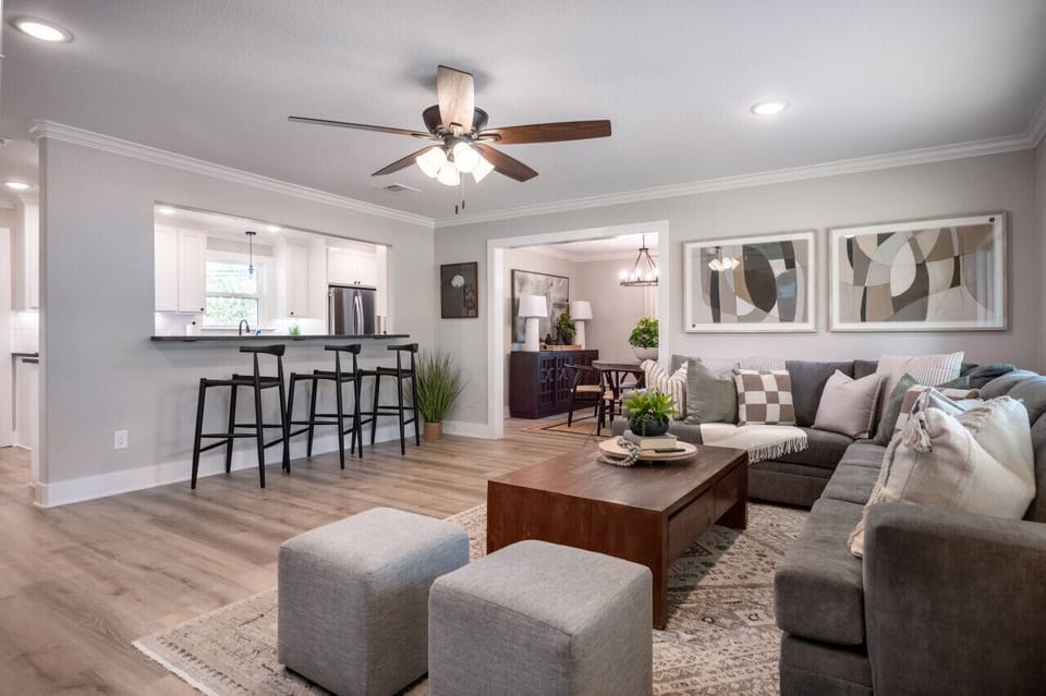 Spacious living room, seating for 7, additional seating at bar for 3