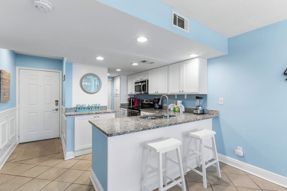 Signature Condo, 2 Bedrooms, Balcony, Pool View | Private kitchen | Fridge, microwave, oven, stovetop