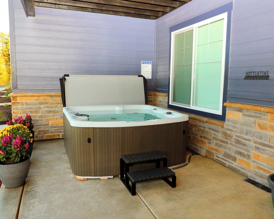 HOT TUB for 6-7 people. Enjoy the water view from the patio soaking in the tub! 