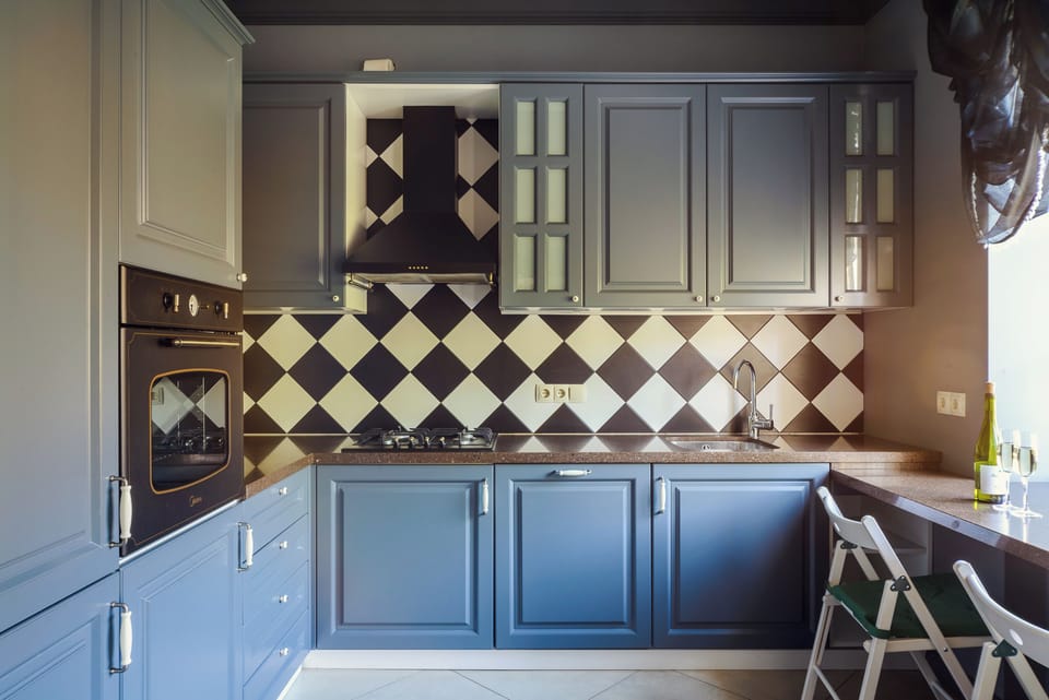 Full-size fridge, oven, stovetop, electric kettle