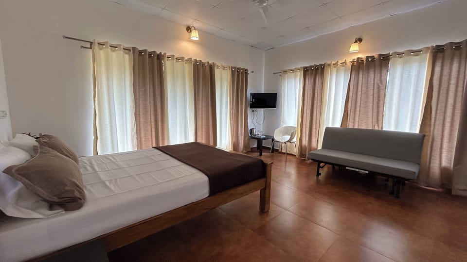 Deluxe Double Room, Patio | Laptop workspace, free WiFi
