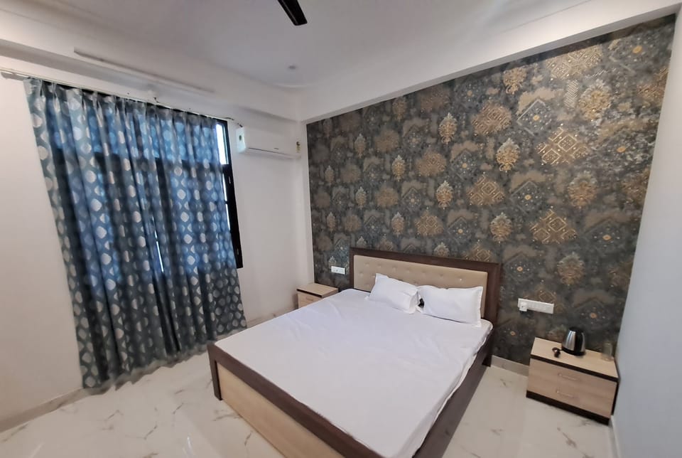 Deluxe Room | Premium bedding, desk, laptop workspace, iron/ironing board