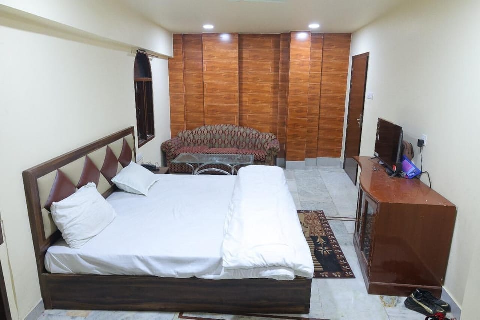 Desk, free WiFi, wheelchair access
