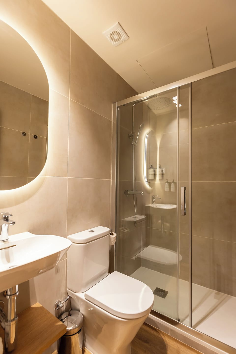 Standard Double Room, 1 Bedroom | Bathroom | Shower, hair dryer, towels, soap