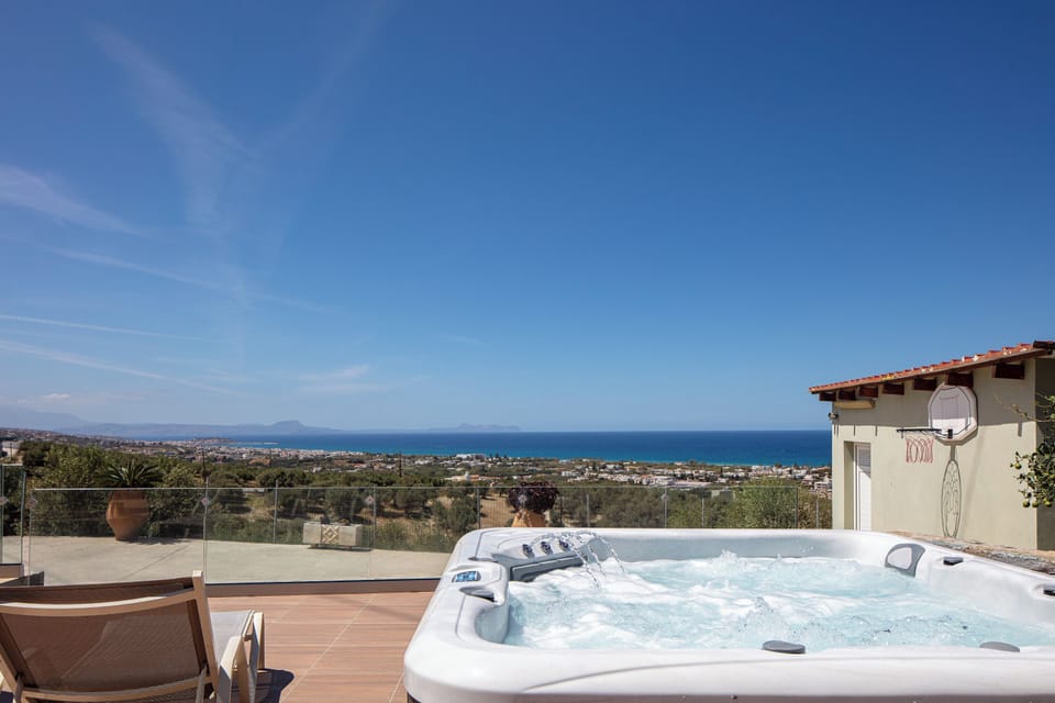 Luxurious jacuzzi with uninterrupted views of Rethymno town.