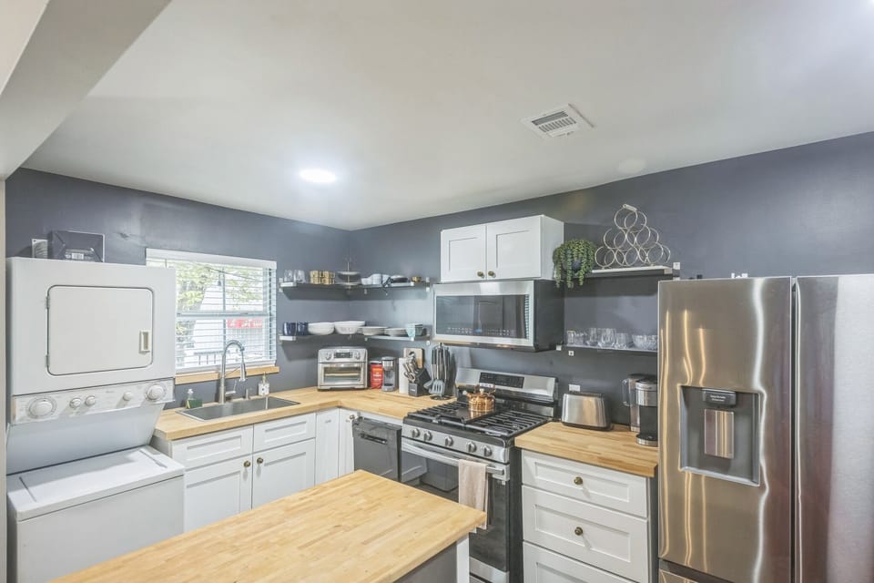 Duplex, 1 Bedroom | Private kitchen | Fridge, oven, coffee/tea maker, electric kettle