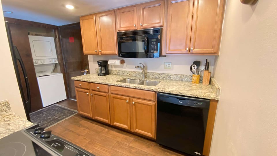 Kitchen with Washer/Dryer in the entryway