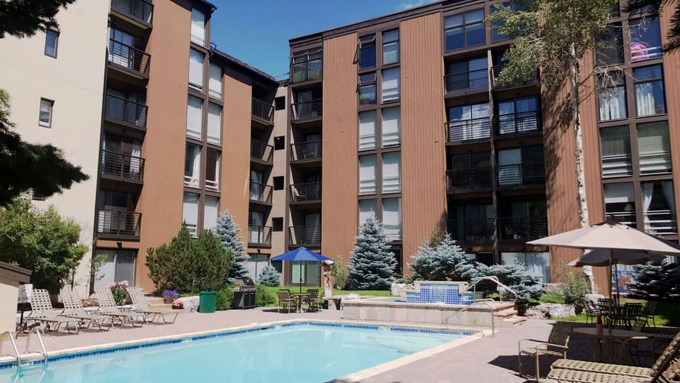 Outdoor pool and hot tub in the summer.