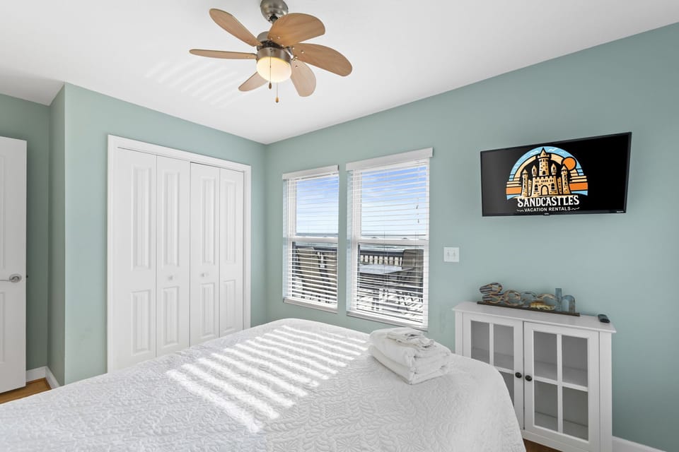 queen gulf front bedroom
