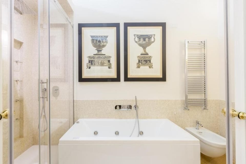 Luxury Room, 1 King Bed, Non Smoking, Private Bathroom | Bathroom | Free toiletries, hair dryer, slippers, towels