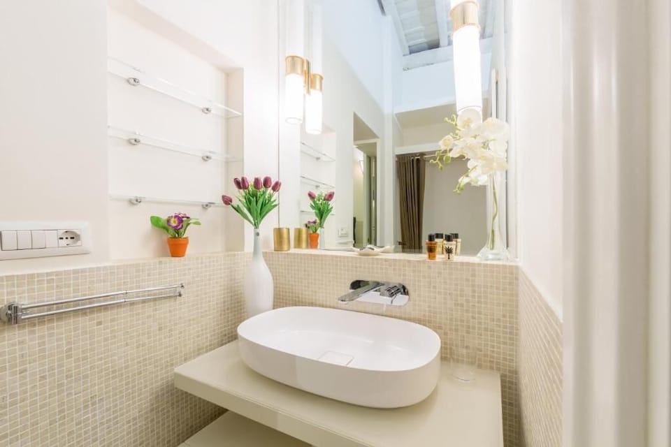 Luxury Room, 1 King Bed, Non Smoking, Private Bathroom | Bathroom | Free toiletries, hair dryer, slippers, towels