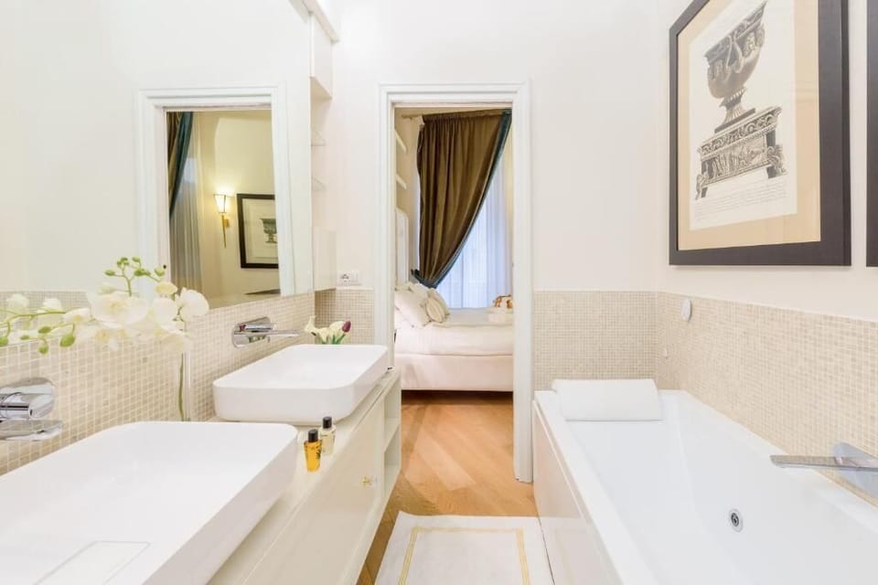 Deluxe Room, Non Smoking, Private Bathroom | Bathroom | Free toiletries, hair dryer, slippers, towels