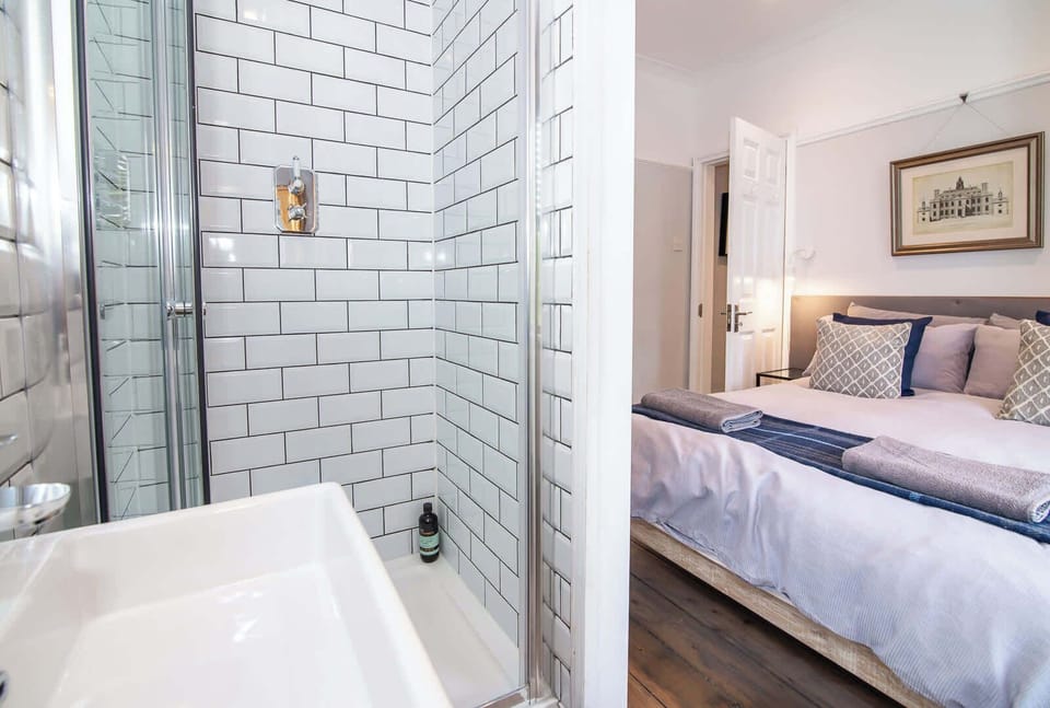 Terrace House on Canal, Worcester - Host & Stay