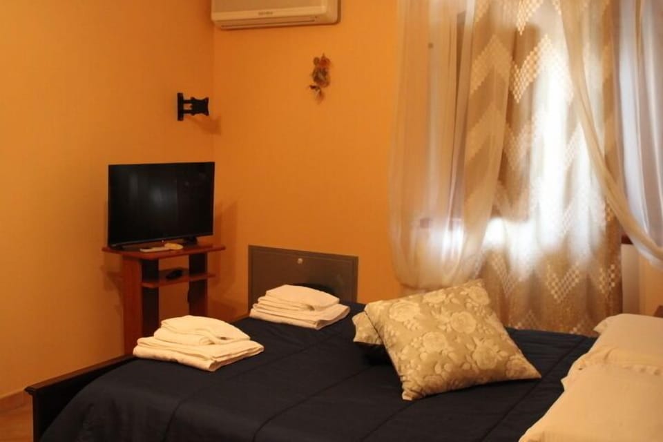 Basic Double or Twin Room, Balcony, Hill View | Desk