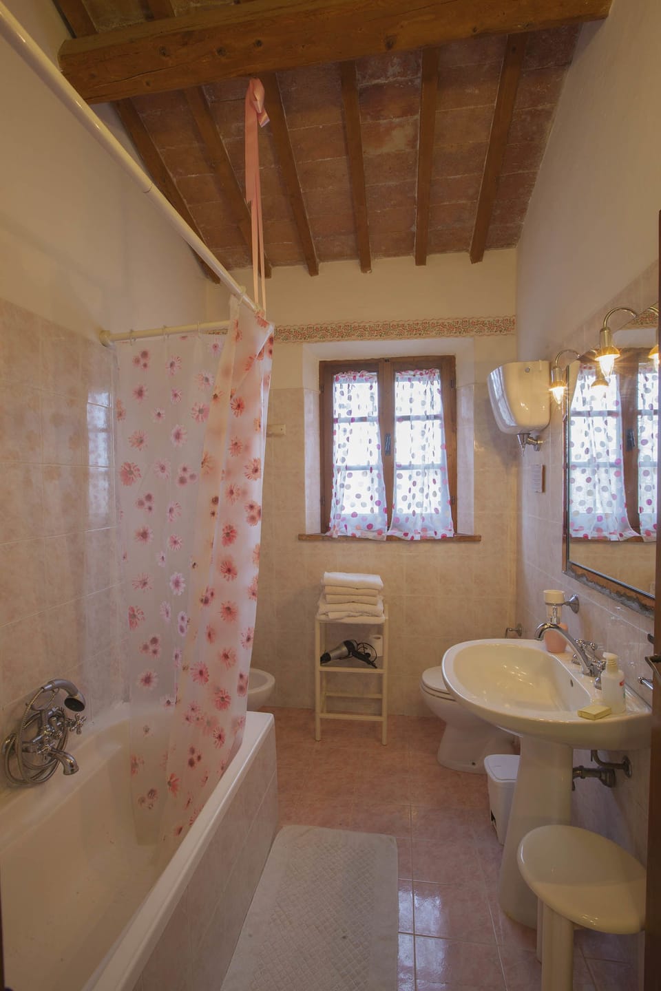 Apartment, 3 Bedrooms, 2 Bathrooms | Bathroom | Free toiletries, hair dryer, bidet, towels