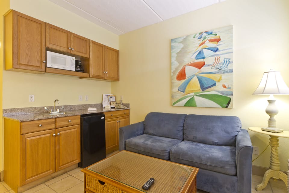 Superior Room | Private kitchen | Fridge, microwave, coffee/tea maker, dining tables