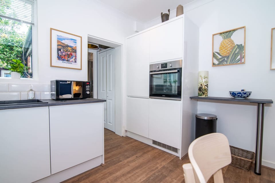 House | 2 bedrooms, desk