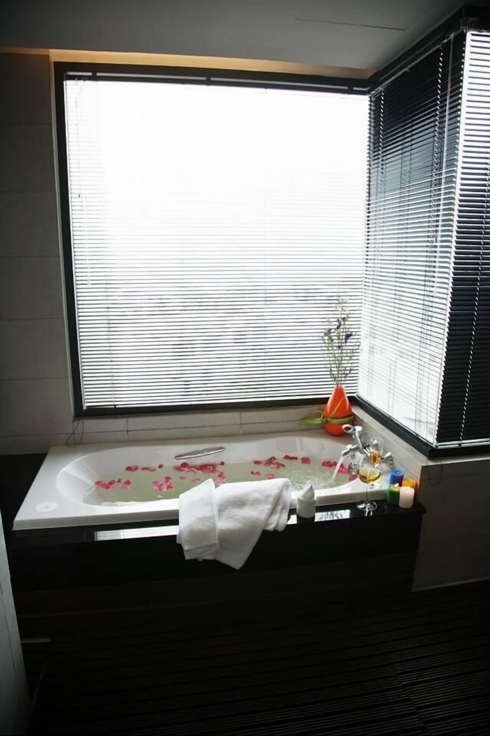Deep soaking bathtub