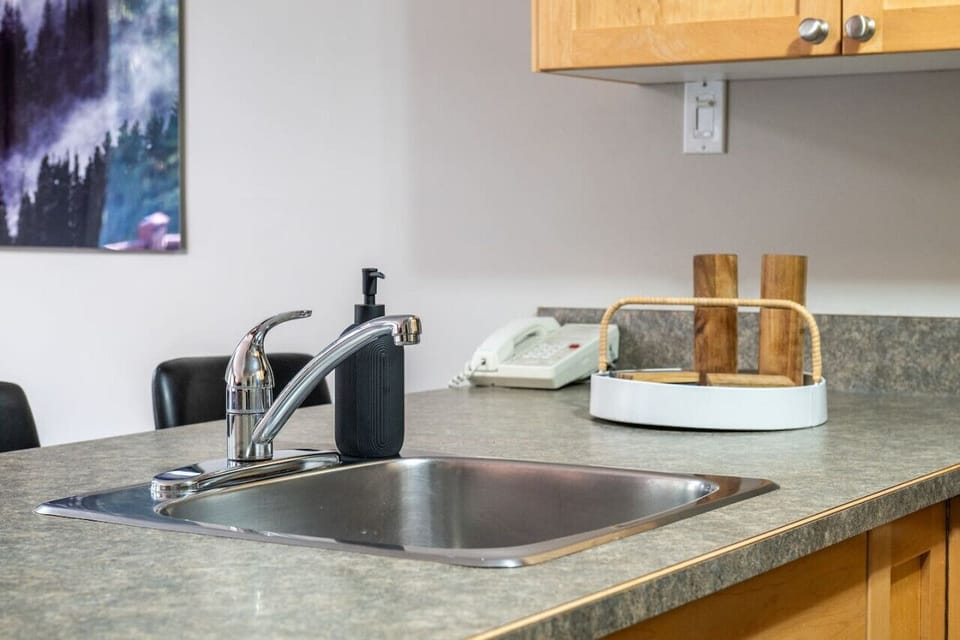 Full kitchen complete with a FlexBrew coffee maker (drip & K-pod enabled.)