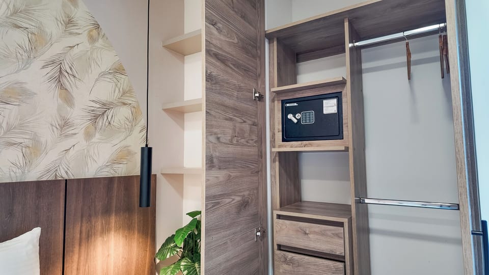 Standard Room, 1 Bedroom, City View | Wardrobe