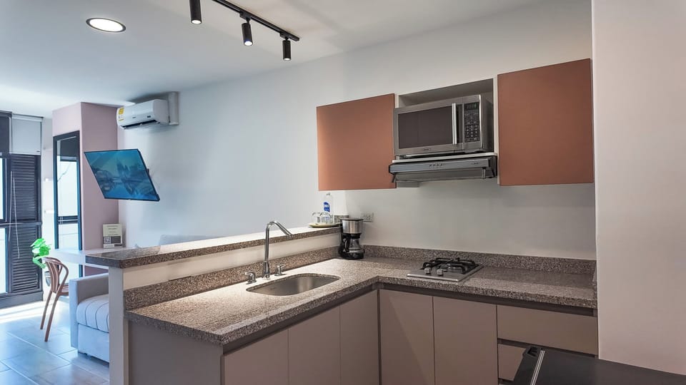 Deluxe Room, City View | Private kitchen | Microwave, electric kettle, cookware/dishes/utensils