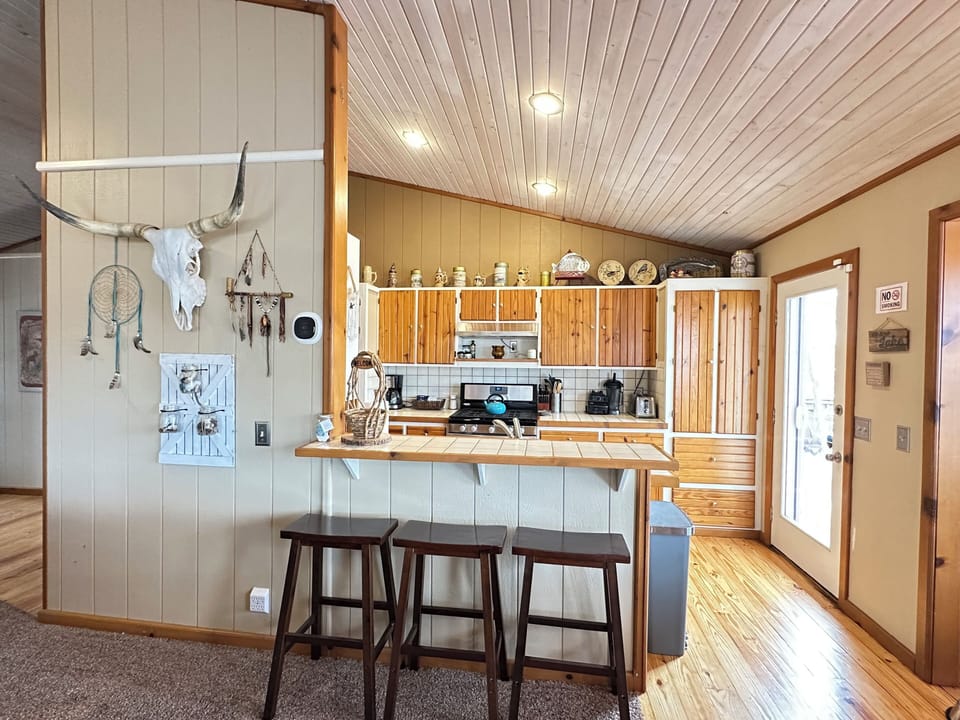Kitchen and eat in bar