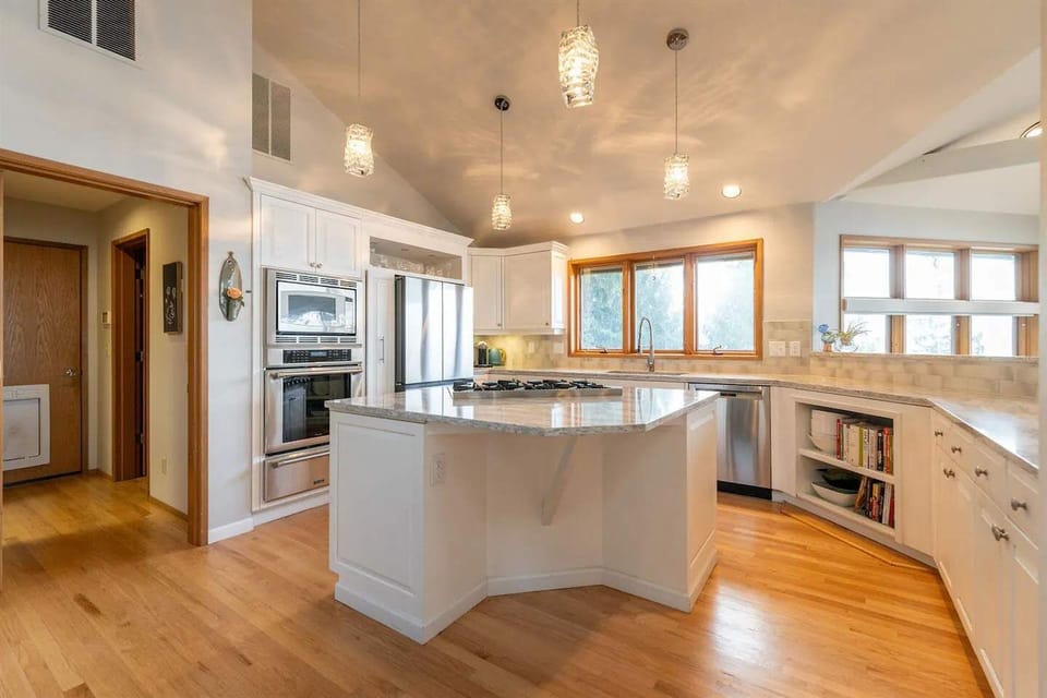 Fully equipped with everything you need to prepare a 5-course meal!