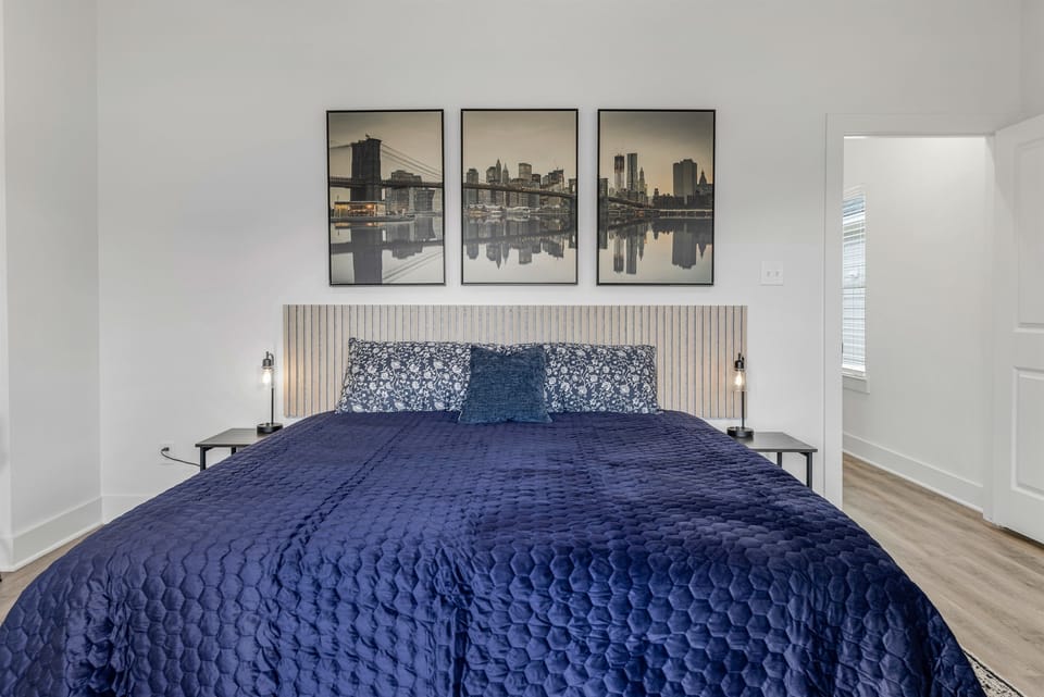 Upstairs 4th bedroom - King Bed