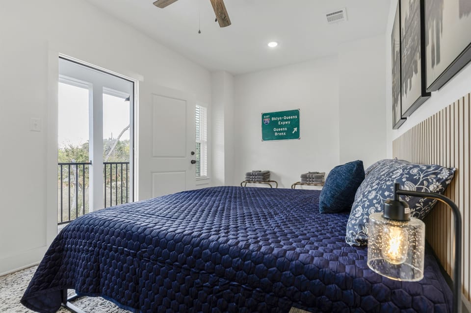 Upstairs 4th bedroom - King Bed