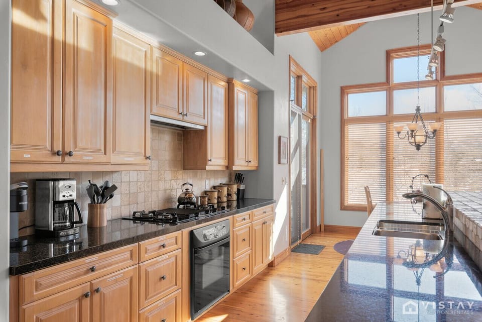 Fully-equipped gourmet kitchen