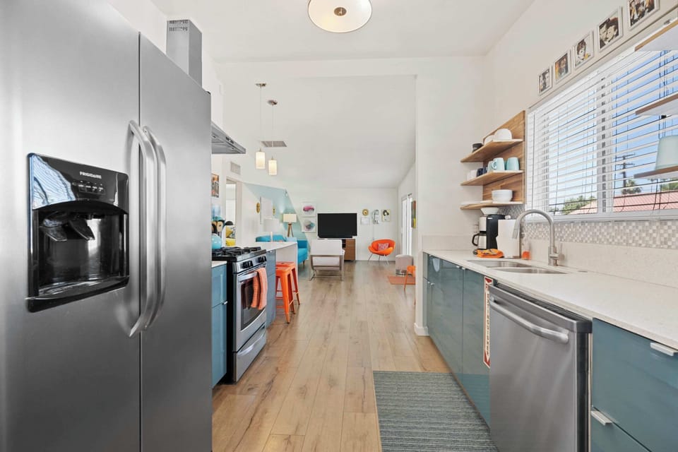 House, Multiple Beds, Pool Access, Pool View (Modern Heart Oasis) | Private kitchen | Fridge, microwave, oven, stovetop