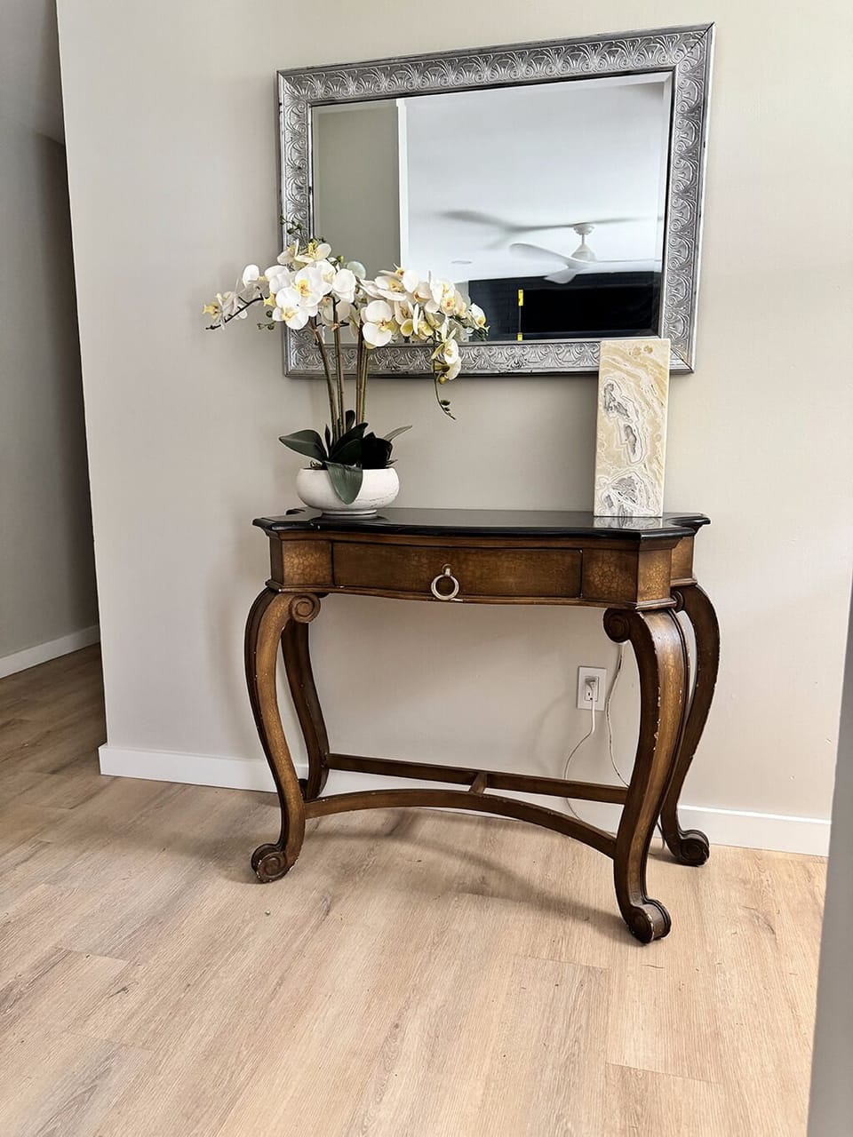 Stylish entryway table with decorative accents