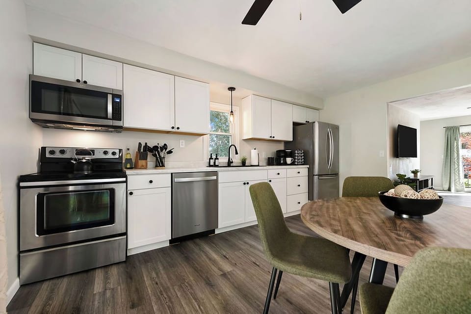 Bright and modern kitchen fully equipped for all your cooking needs! Enjoy stainless steel appliances, a cozy coffee corner, and ample counter space – perfect for preparing meals and enjoying your time here.