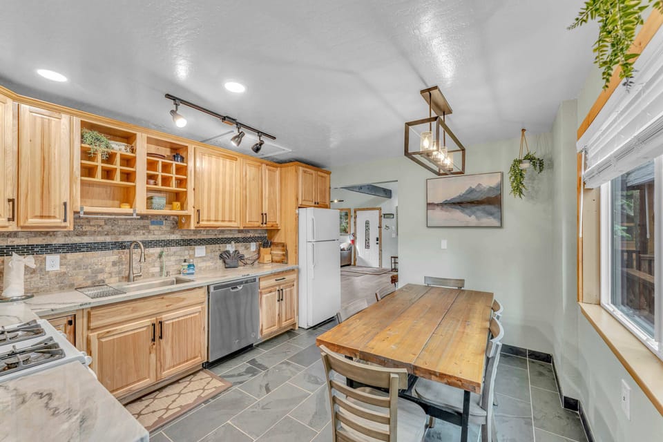 Kitchen: Range of appliances, drip coffee maker, 6-person dining table
