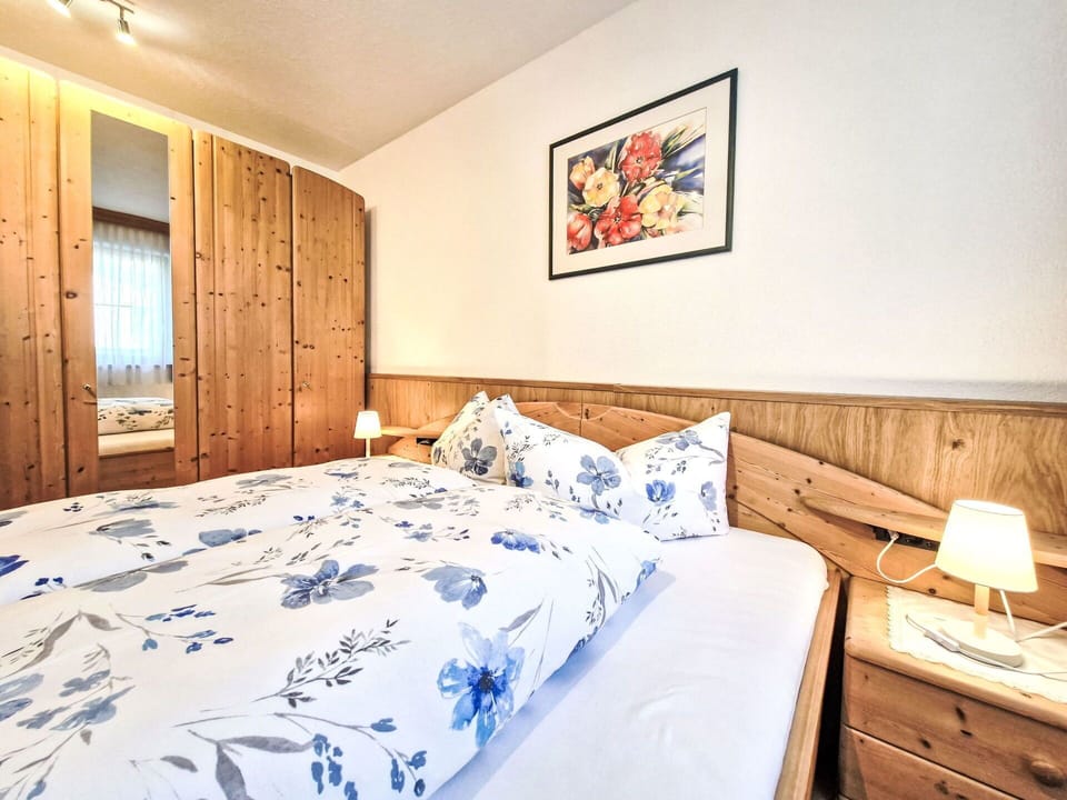 Bedroom, Bed, Home, Furniture, Bed Sheet, Bedding, Bed Frame, Linens, Pillow, Hotel