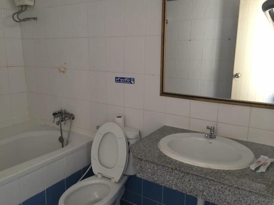 Double Room | Bathroom | Combined shower/tub, free toiletries, towels