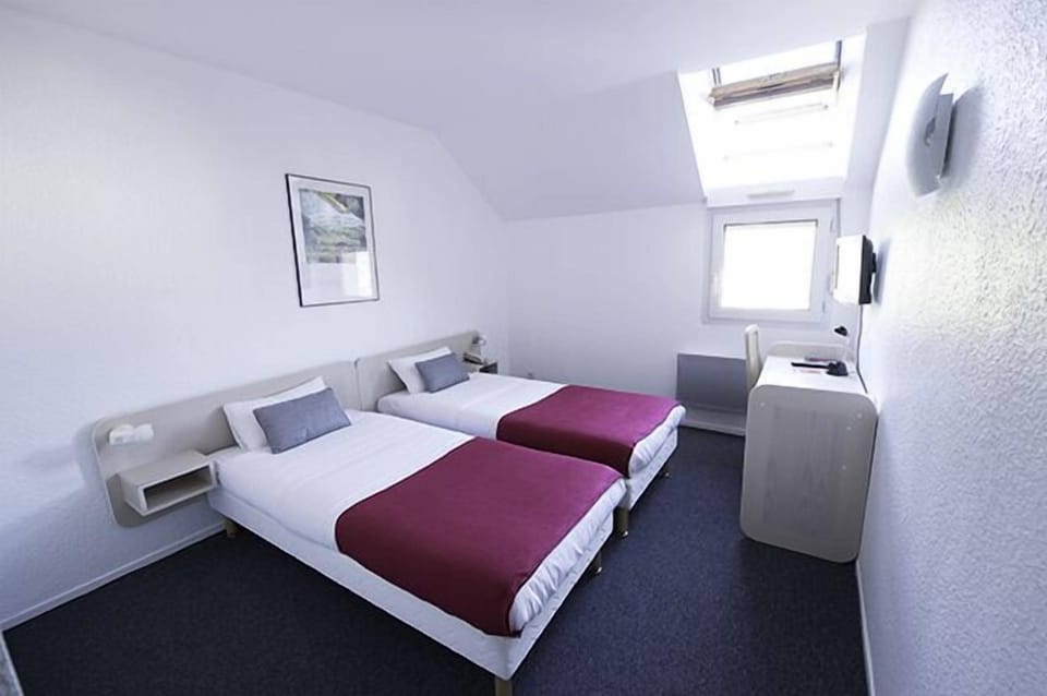 Desk, iron/ironing board, rollaway beds, free WiFi