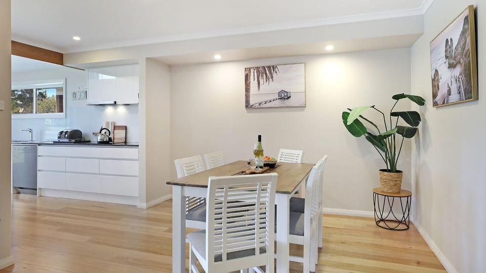 Coastal Bungalow | Dining Area