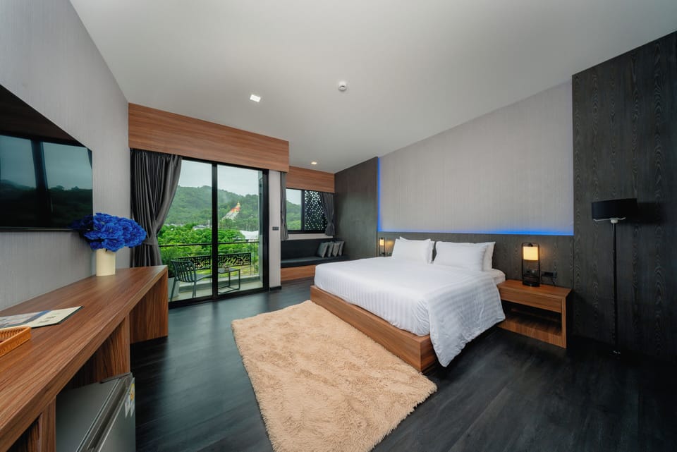 Deluxe Double Room, 1 King Bed | Premium bedding, free minibar, in-room safe, individually decorated