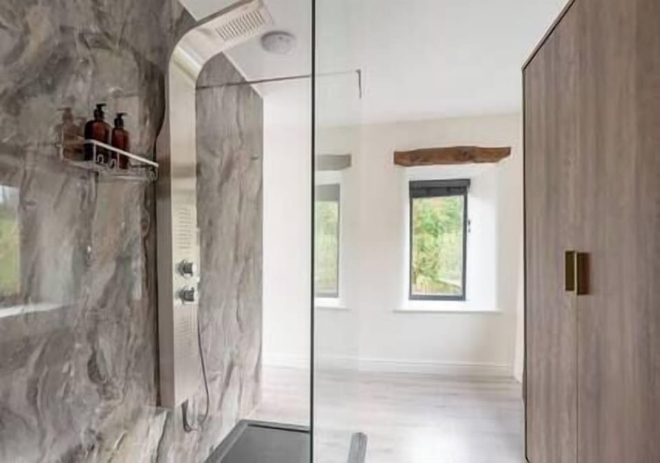 Downstairs Bathroom 