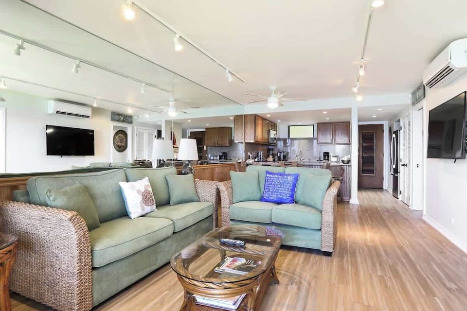 102A Living Room, Dining & Kitchen