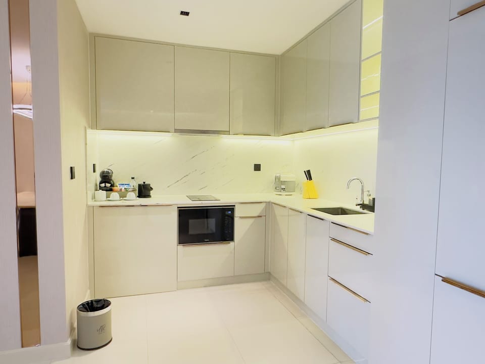 Emerald Room | Private kitchen | Fridge, microwave, stovetop, espresso maker